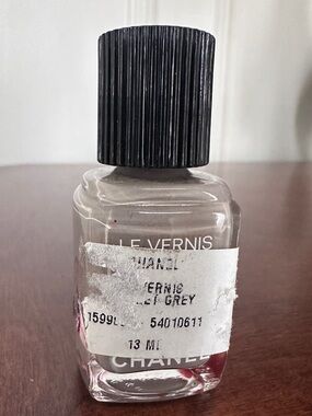 CHANEL Le Vernis Nail Polish in Muted Grey